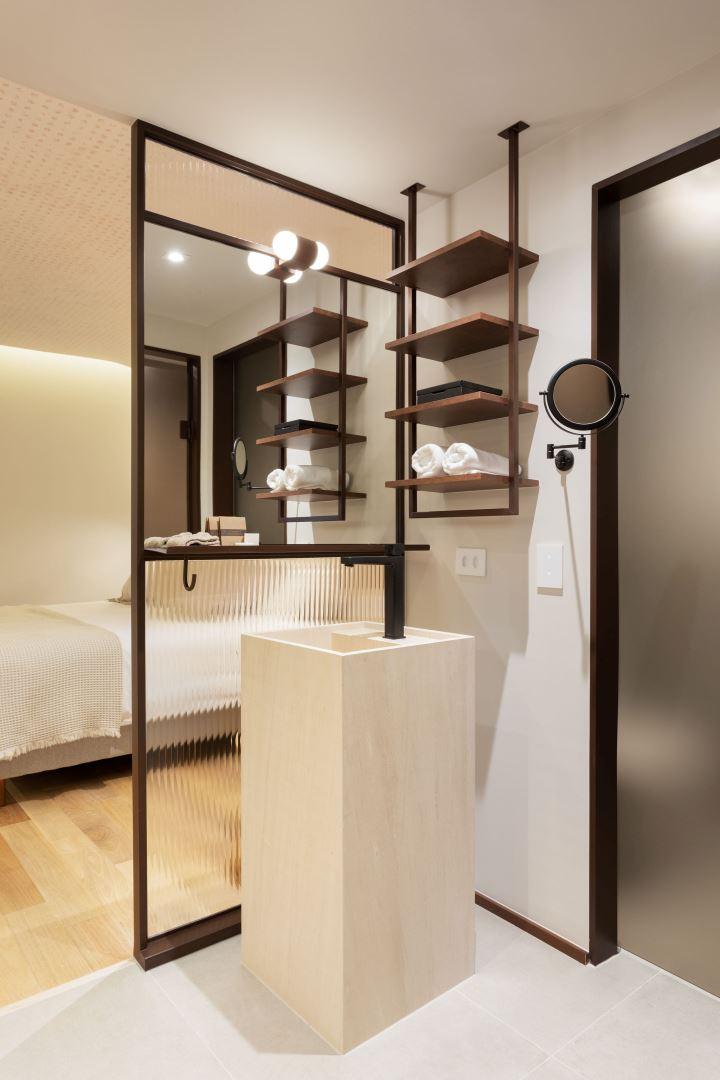 Qoya Hotel Curitiba, Curio Collection By Hilton Bagian luar foto A bathroom in a hotel room