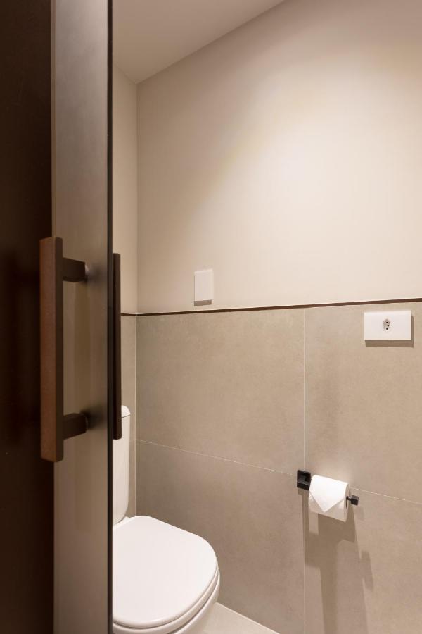 Qoya Hotel Curitiba, Curio Collection By Hilton Bagian luar foto A Philips hue smart light switch