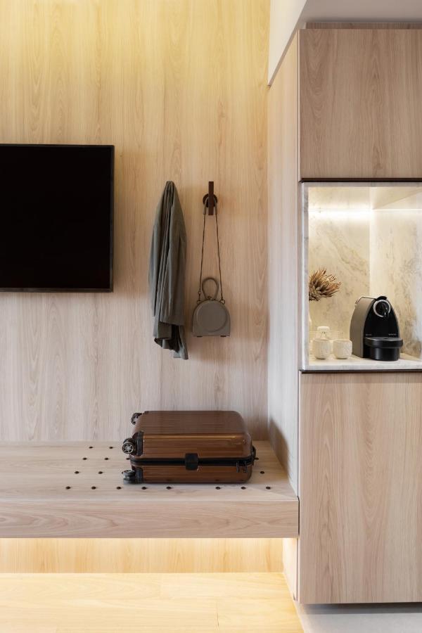 Qoya Hotel Curitiba, Curio Collection By Hilton Bagian luar foto A wall mounted coat hook