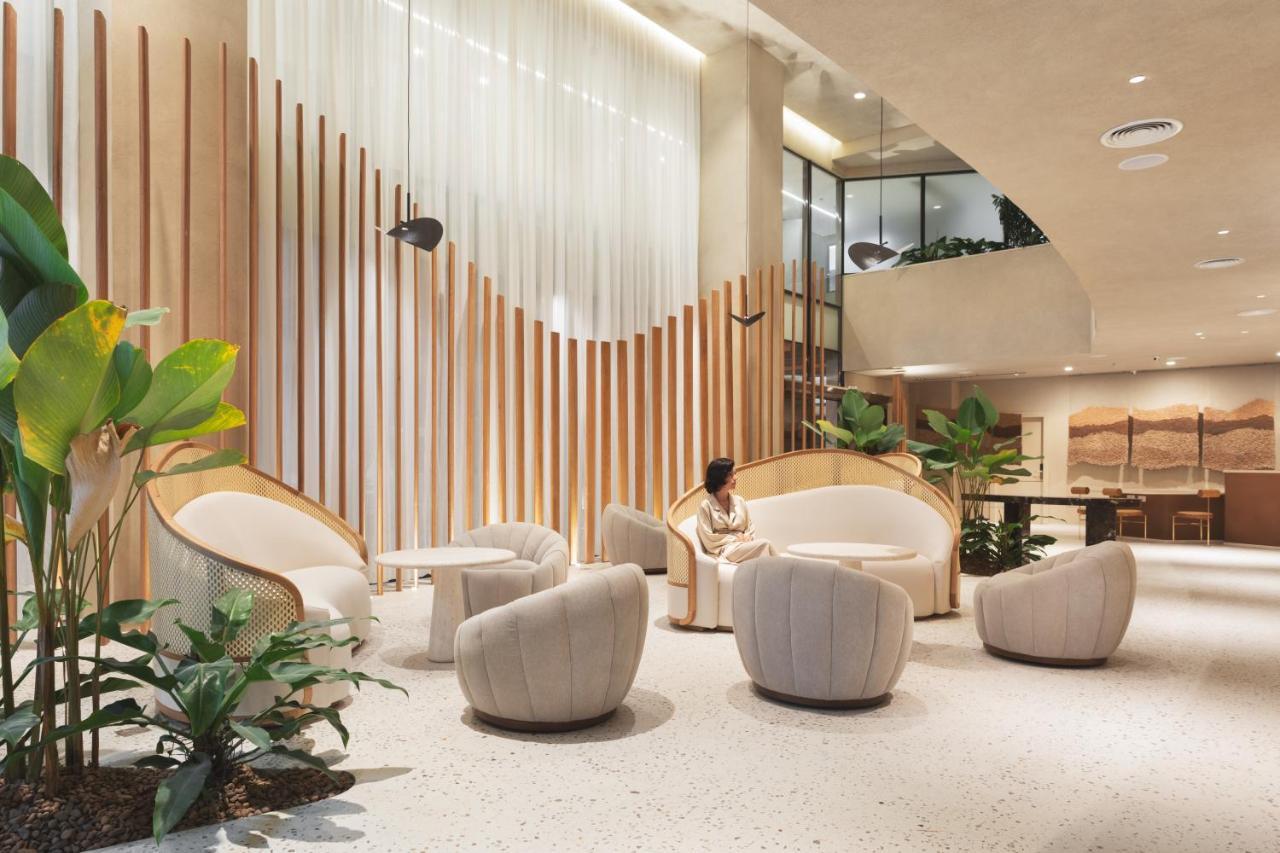 Qoya Hotel Curitiba, Curio Collection By Hilton Bagian luar foto The interior of the lounge
