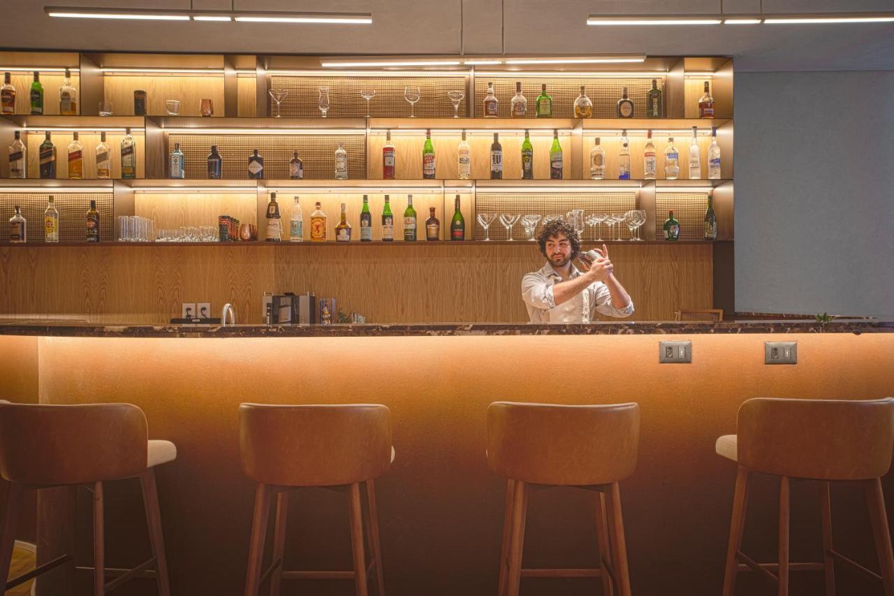 Qoya Hotel Curitiba, Curio Collection By Hilton Bagian luar foto The bar at the lounge