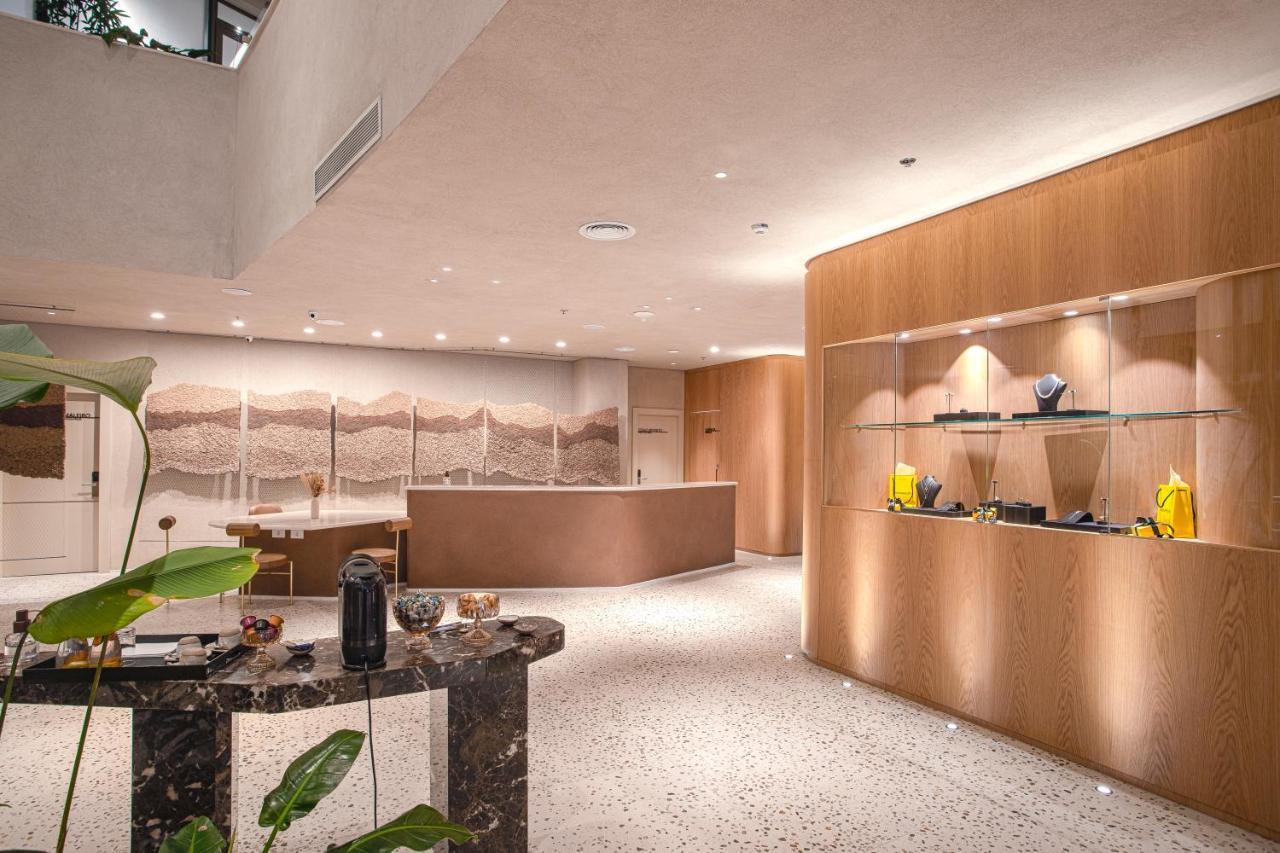 Qoya Hotel Curitiba, Curio Collection By Hilton Bagian luar foto The interior of the new terminal