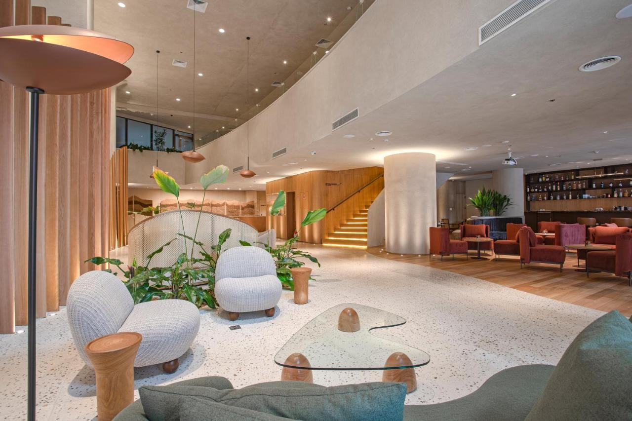 Qoya Hotel Curitiba, Curio Collection By Hilton Bagian luar foto Lobby