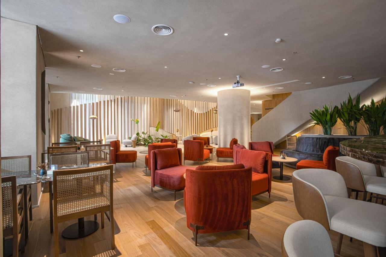 Qoya Hotel Curitiba, Curio Collection By Hilton Bagian luar foto The lounge at London Heathrow Airport