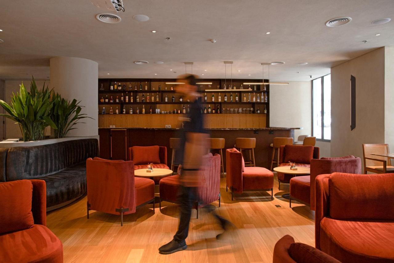 Qoya Hotel Curitiba, Curio Collection By Hilton Bagian luar foto The bar at the 100 East 53rd Street location