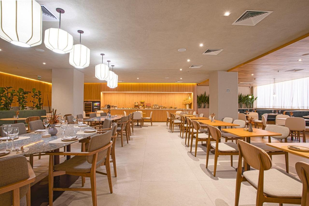 Qoya Hotel Curitiba, Curio Collection By Hilton Bagian luar foto The interior of the restaurant