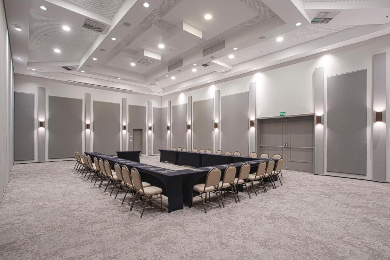 Qoya Hotel Curitiba, Curio Collection By Hilton Bagian luar foto Meeting room