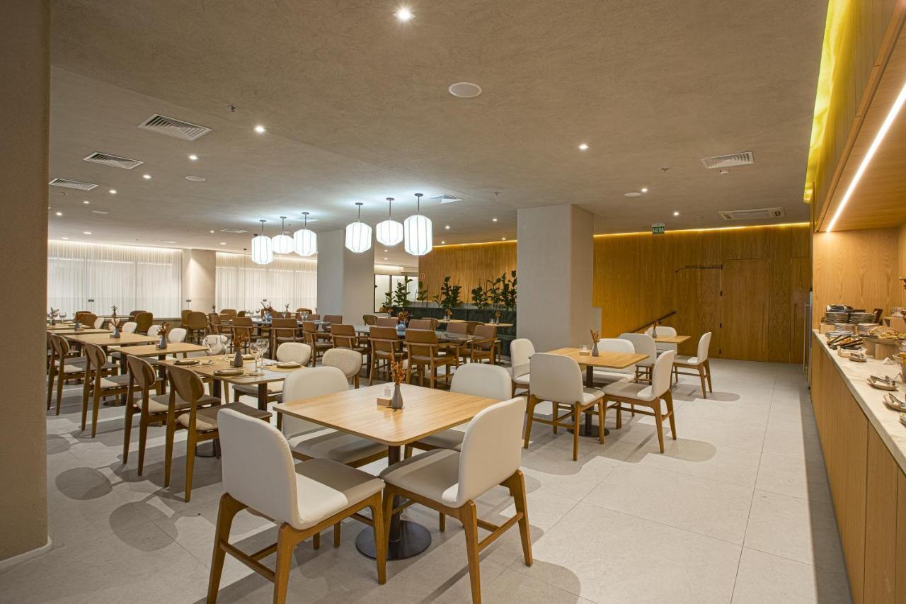 Qoya Hotel Curitiba, Curio Collection By Hilton Bagian luar foto The lounge at the airport.