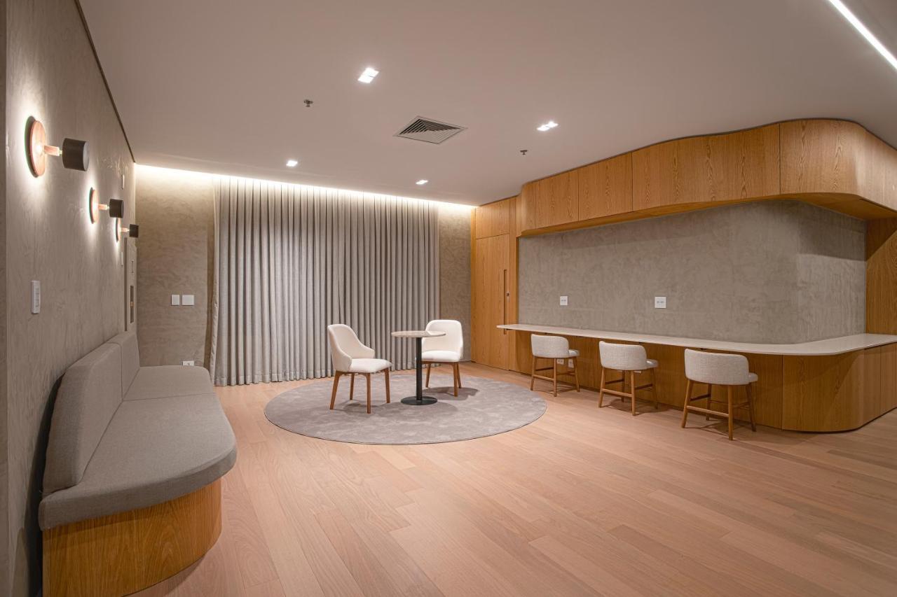 Qoya Hotel Curitiba, Curio Collection By Hilton Bagian luar foto The lounge at the airport