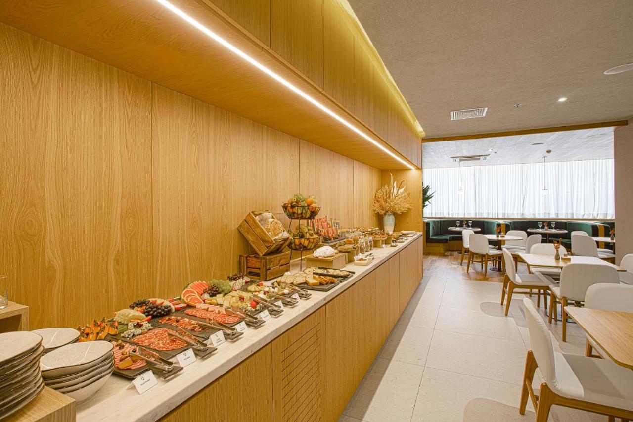 Qoya Hotel Curitiba, Curio Collection By Hilton Bagian luar foto The lounge at the airport