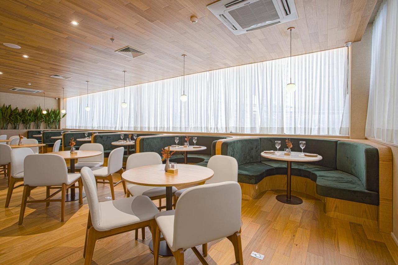 Qoya Hotel Curitiba, Curio Collection By Hilton Bagian luar foto The interior of the restaurant