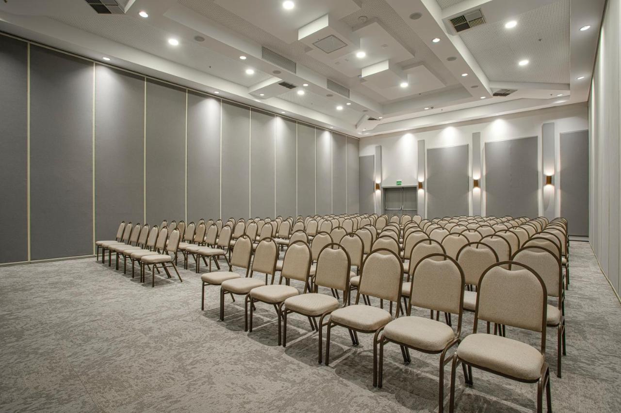 Qoya Hotel Curitiba, Curio Collection By Hilton Bagian luar foto The ballroom