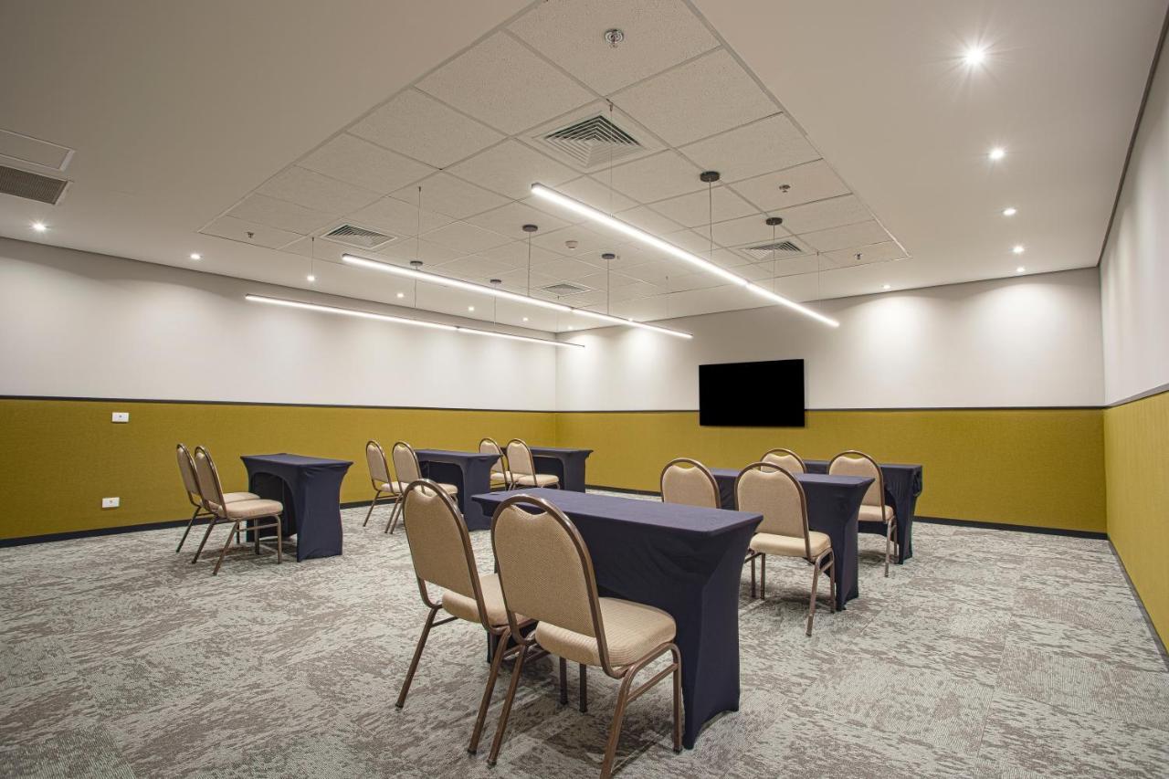 Qoya Hotel Curitiba, Curio Collection By Hilton Bagian luar foto Meeting room