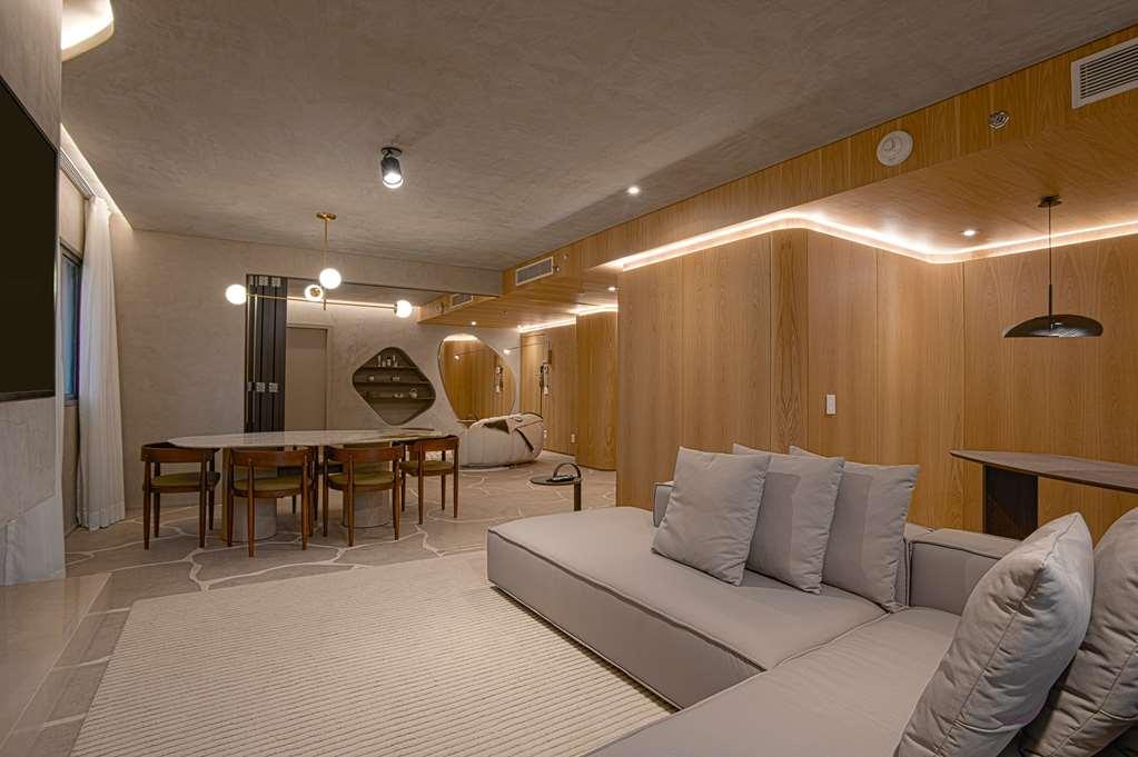 Qoya Hotel Curitiba, Curio Collection By Hilton Ruang foto A living room in a condominium