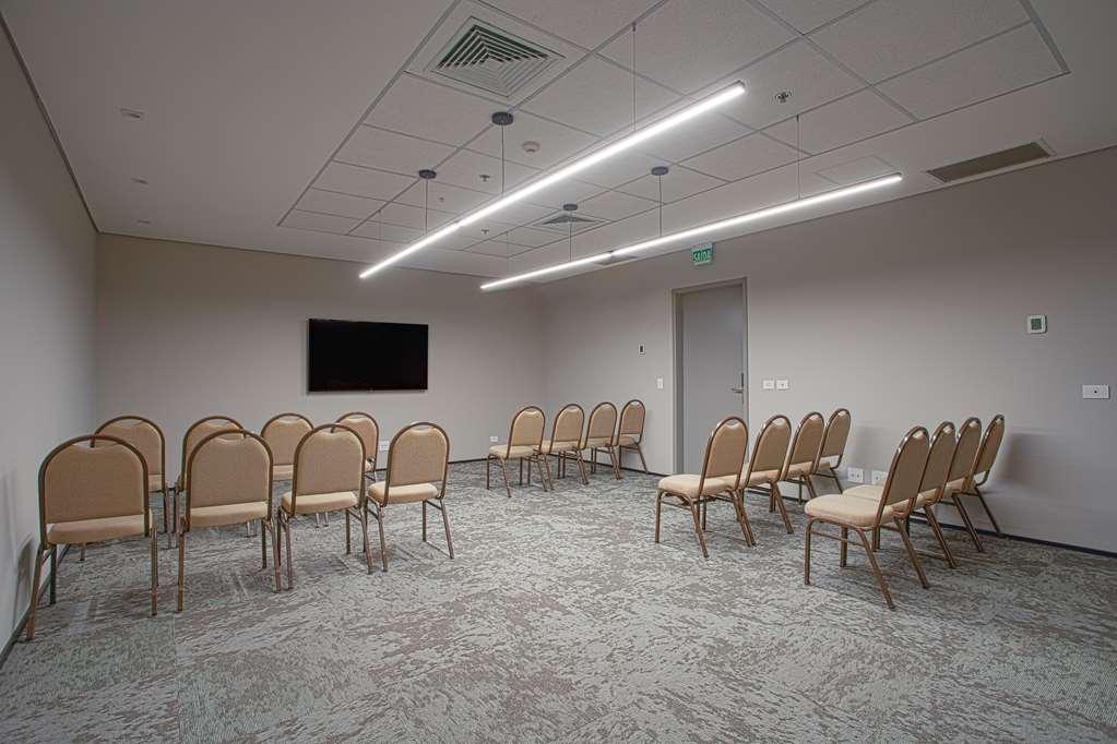 Qoya Hotel Curitiba, Curio Collection By Hilton Fasilitas foto A meeting room at the hotel