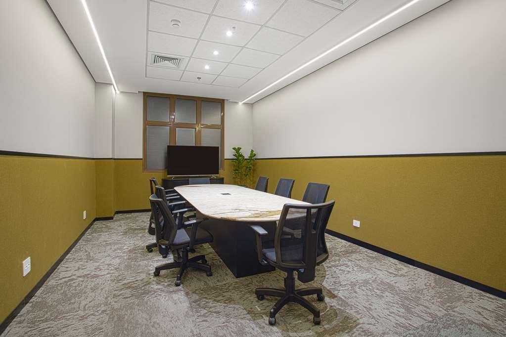 Qoya Hotel Curitiba, Curio Collection By Hilton Fasilitas foto Meeting room at the office of a law firm in India