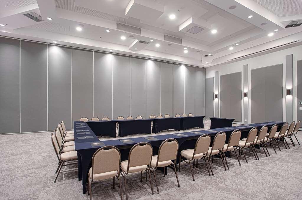 Qoya Hotel Curitiba, Curio Collection By Hilton Fasilitas foto A meeting room