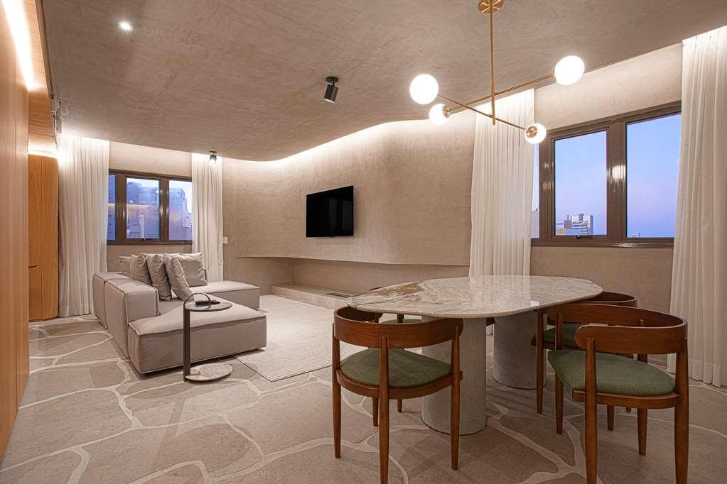 Qoya Hotel Curitiba, Curio Collection By Hilton Ruang foto The interior of a suite at the hotel