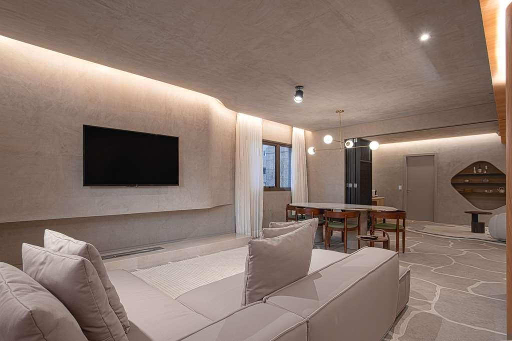 Qoya Hotel Curitiba, Curio Collection By Hilton Ruang foto The living room of a penthouse at The Ritz-Carlton, DIFC