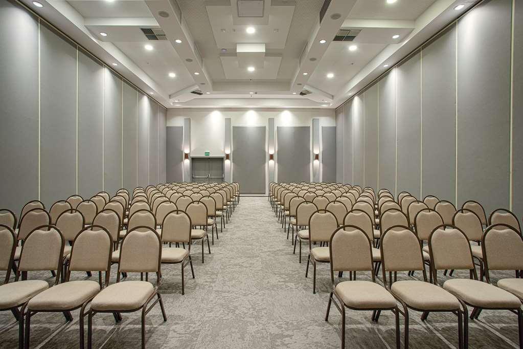 Qoya Hotel Curitiba, Curio Collection By Hilton Fasilitas foto The ballroom
