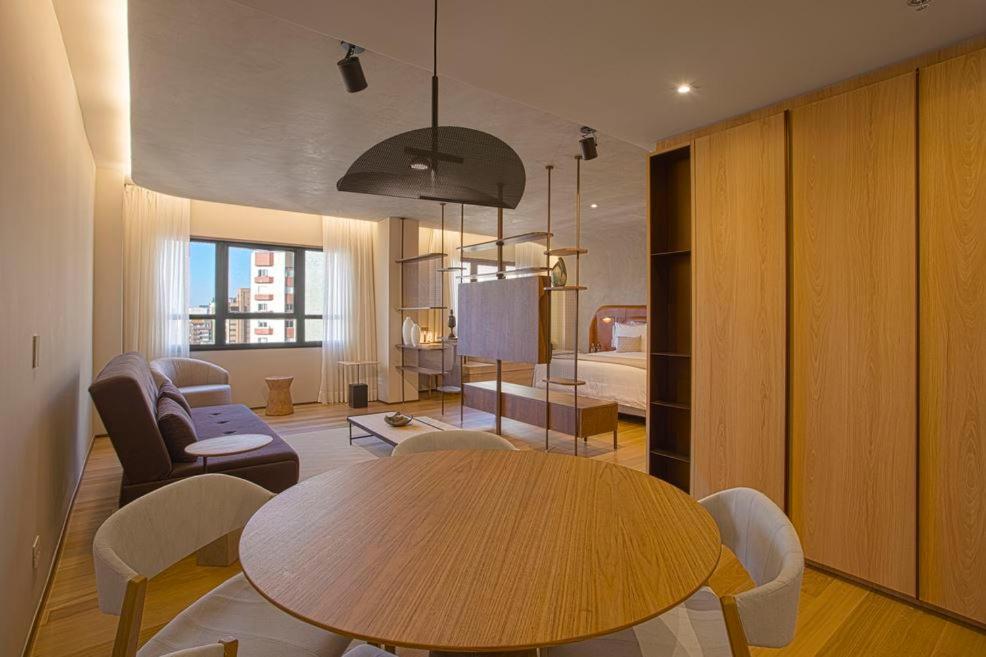 Qoya Hotel Curitiba, Curio Collection By Hilton Bagian luar foto A suite at the hotel