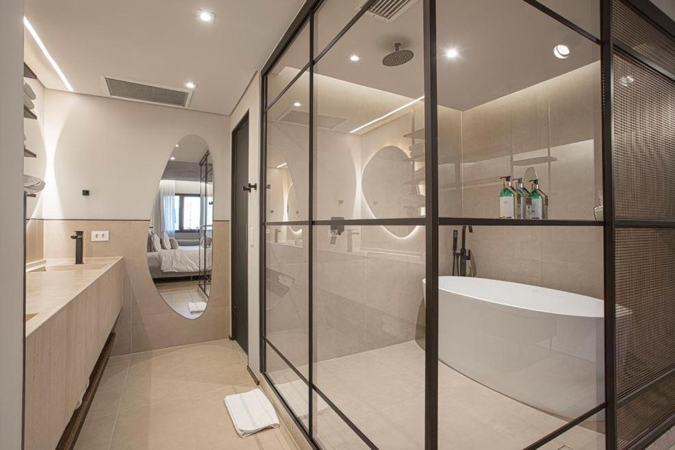 Qoya Hotel Curitiba, Curio Collection By Hilton Bagian luar foto Bathroom