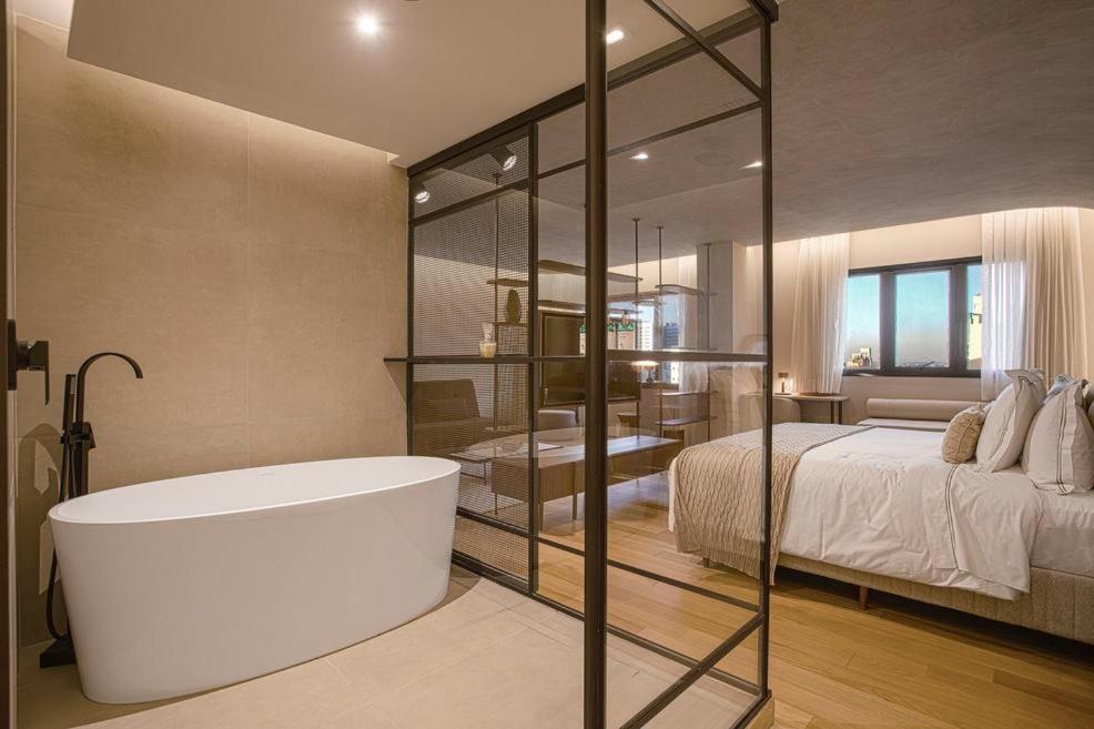 Qoya Hotel Curitiba, Curio Collection By Hilton Bagian luar foto A room at the hotel